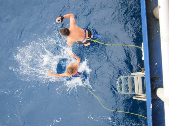 Com a GolPro em mãos, caindo nas águas geladas de Brown Bluff, na Antártida